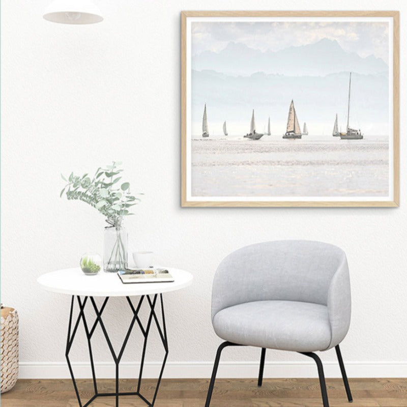 Sommerlandskap med seilbåtmotiv – Minimalistisk kunsttrykk på lerret