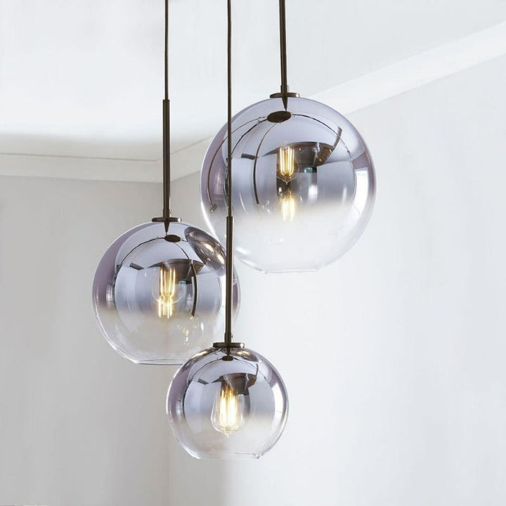 Moderne pendellamper laget av glasskuler