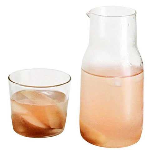 karaffel og glass i levende vann glass