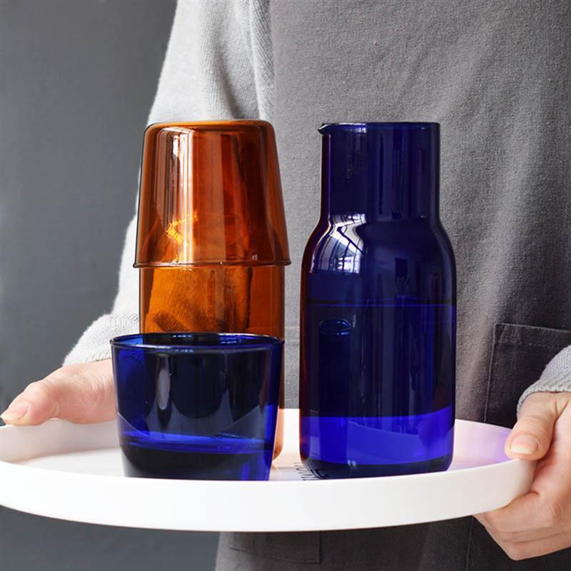 karaffel og glass i levende vann glass