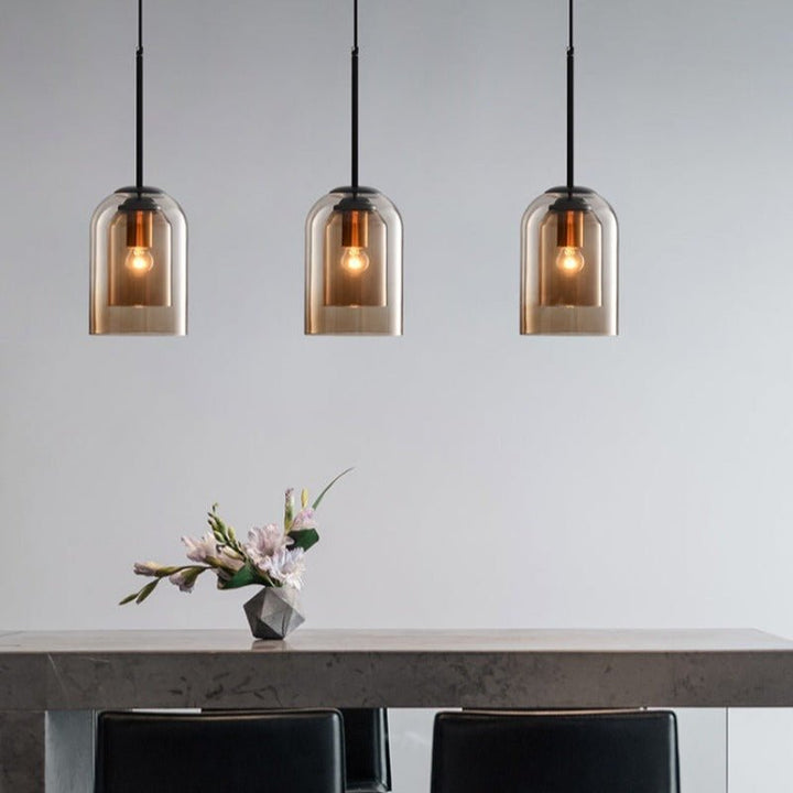 Mica Mid-Century Pendelleuchte – Doppelter Glasschirm mit Eisenbeschlägen