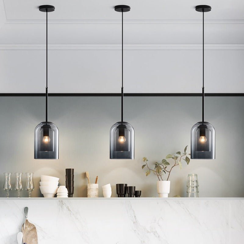 Mica Mid-Century Pendelleuchte – Doppelter Glasschirm mit Eisenbeschlägen