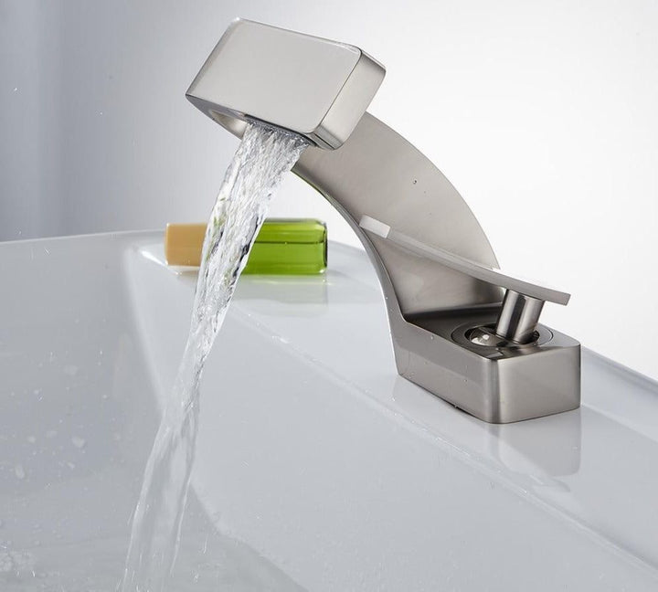 Norvo | Modern design curved faucet