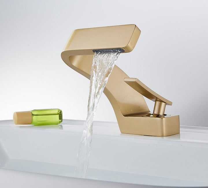 Norvo | Modern design curved faucet