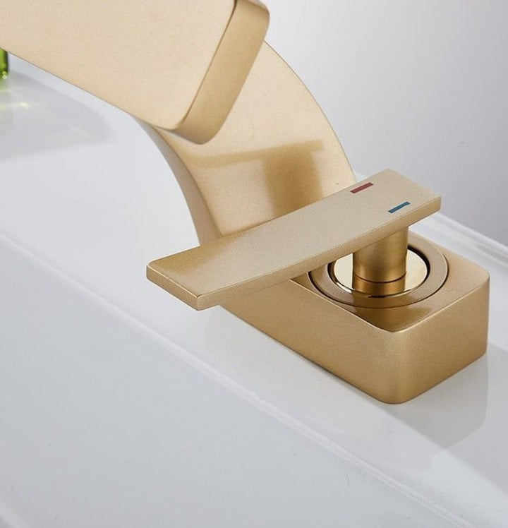 Norvo | Modern design curved faucet