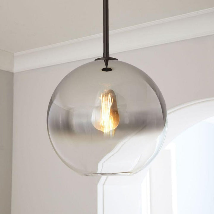 Moderne pendellamper laget av glasskuler