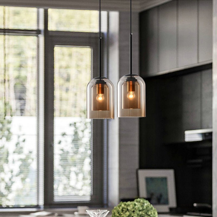 Mica Mid-Century Pendelleuchte – Doppelter Glasschirm mit Eisenbeschlägen