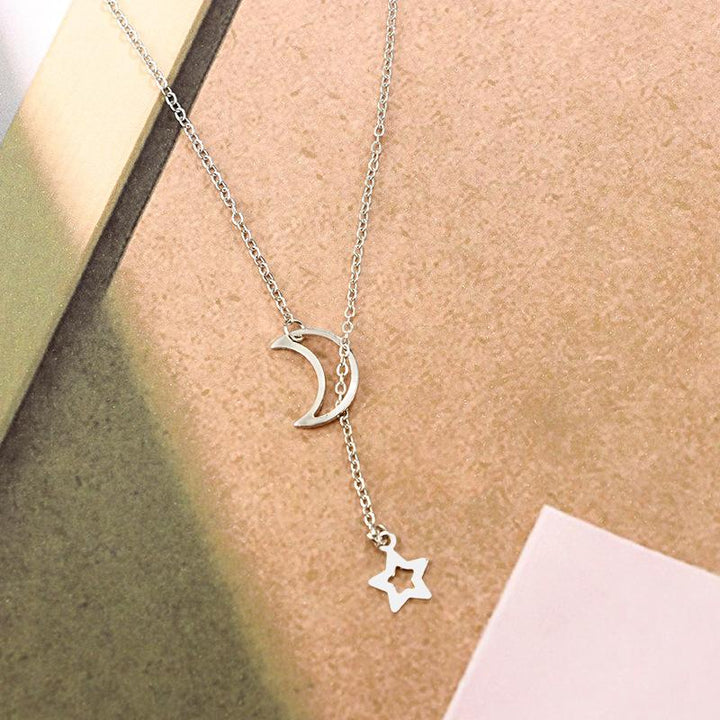Moon & Star Hengende Drop Halskjede | Skanto