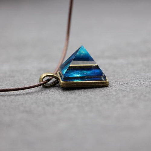 Lyss - Glødende Pyramid Krystall Halskjeder | Skanto