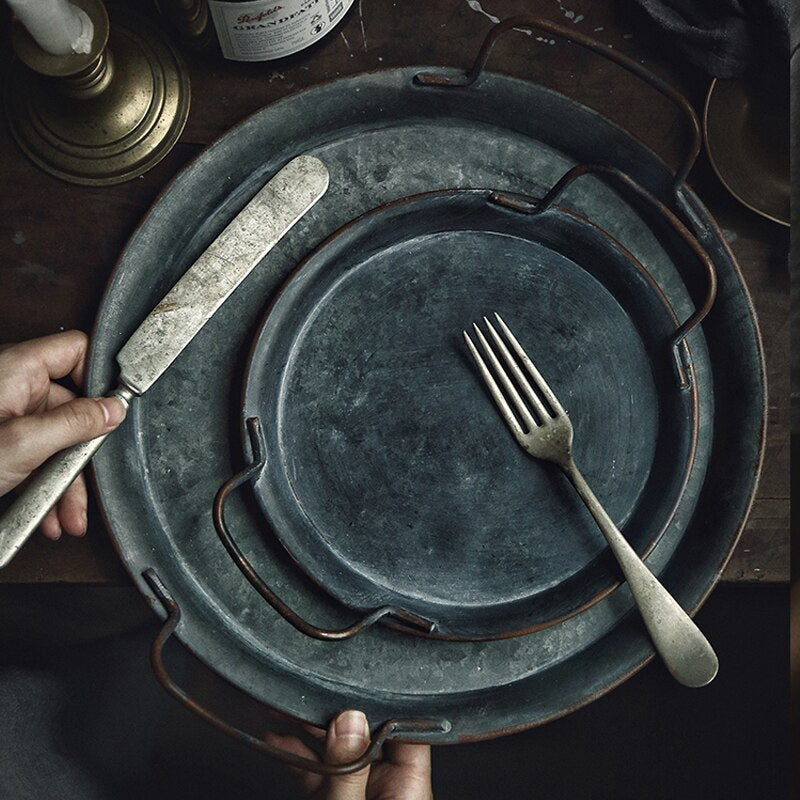 Retro metallplate med håndtak Håndlaget vintage lagrings brødbrett | Skanto