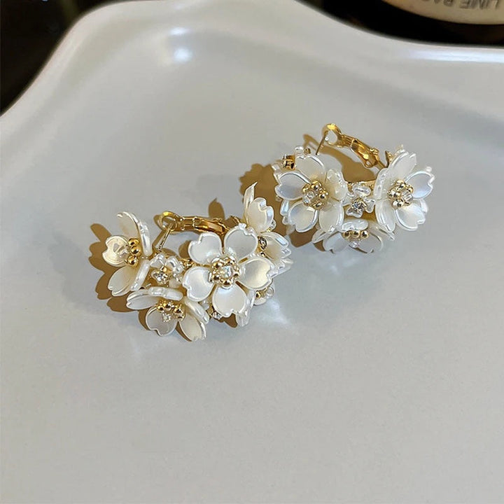 Skanto | Runde blomstermotiverte elegante øreringer