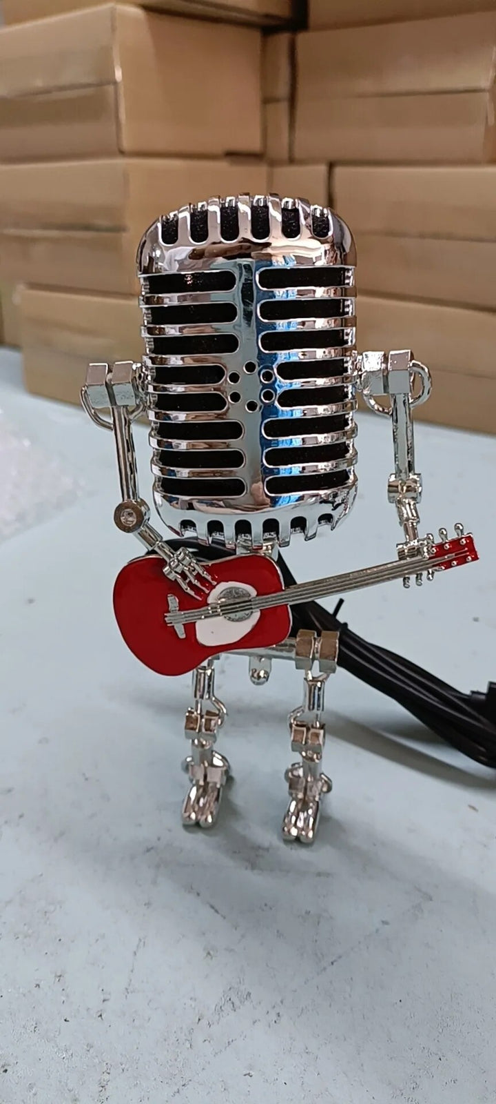 Skanto | Bordlampe med industriell robot gitar design