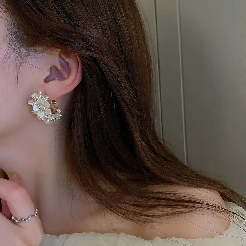 Skanto | Runde blomstermotiverte elegante øreringer
