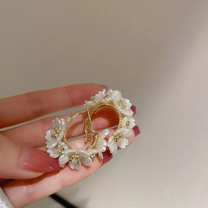 Skanto | Runde blomstermotiverte elegante øreringer