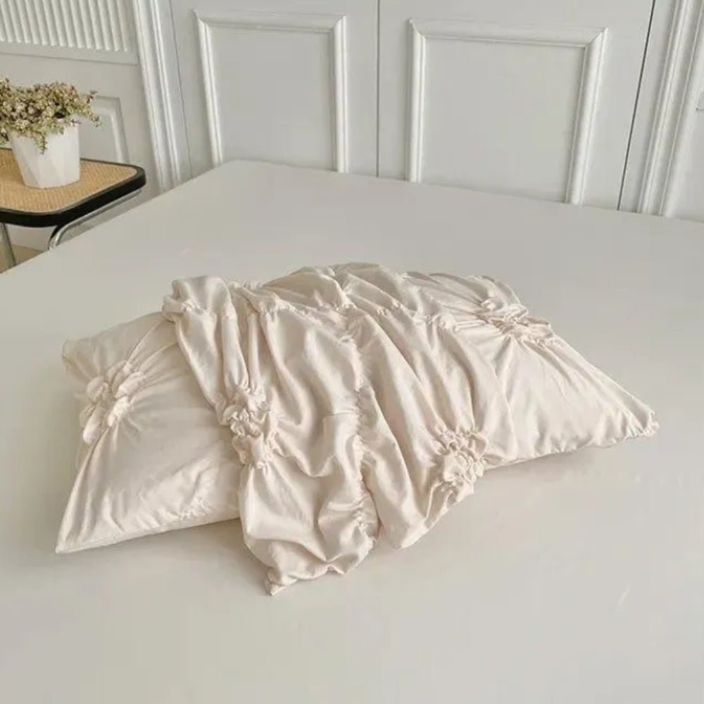 Skanto | RuffledWeave Duvet Sett – Elegant rufsete blomster dynecover sett laget av mikrofiber