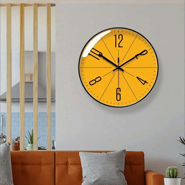 Skanto | HUSKLOK – Stille nordisk väggklocka med minimalistisk design