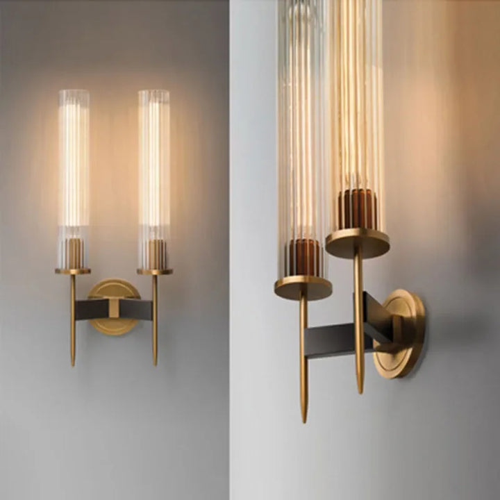 Skanto | Elegant Vegglampe med Ribbet Glass og Messingakcent