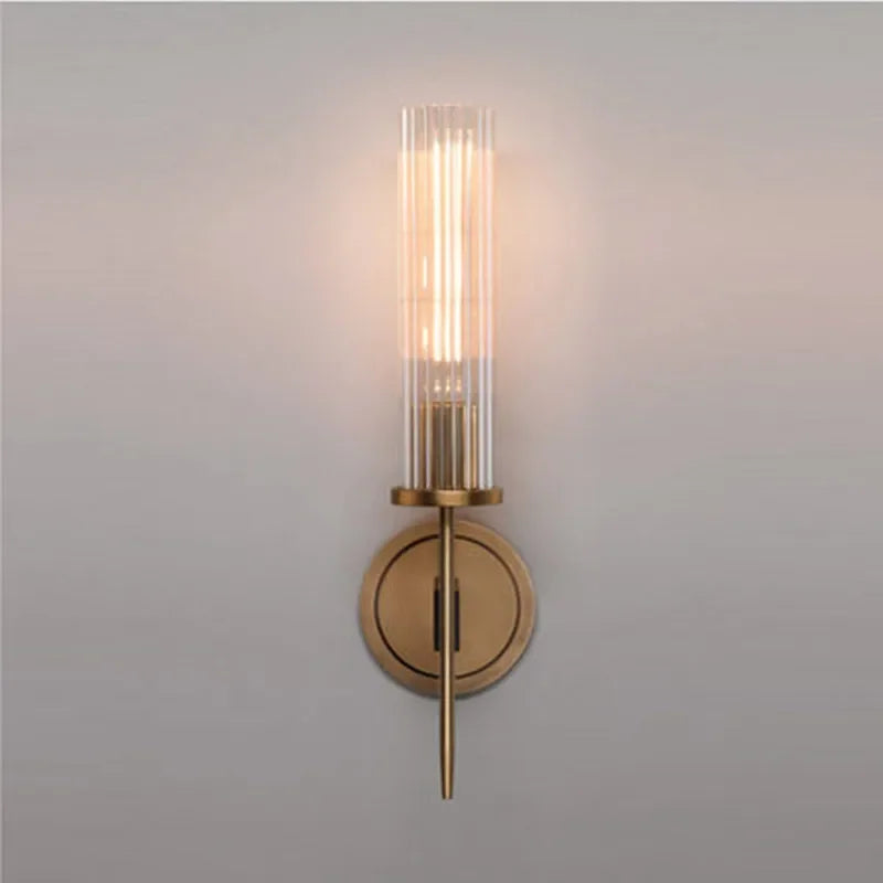 Skanto | Elegant Vegglampe med Ribbet Glass og Messingakcent