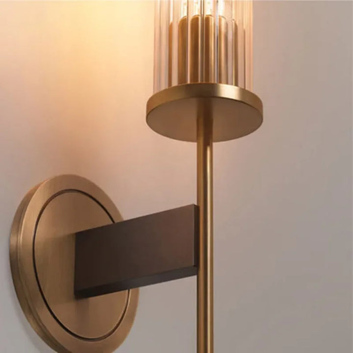 Skanto | Elegant Vegglampe med Ribbet Glass og Messingakcent