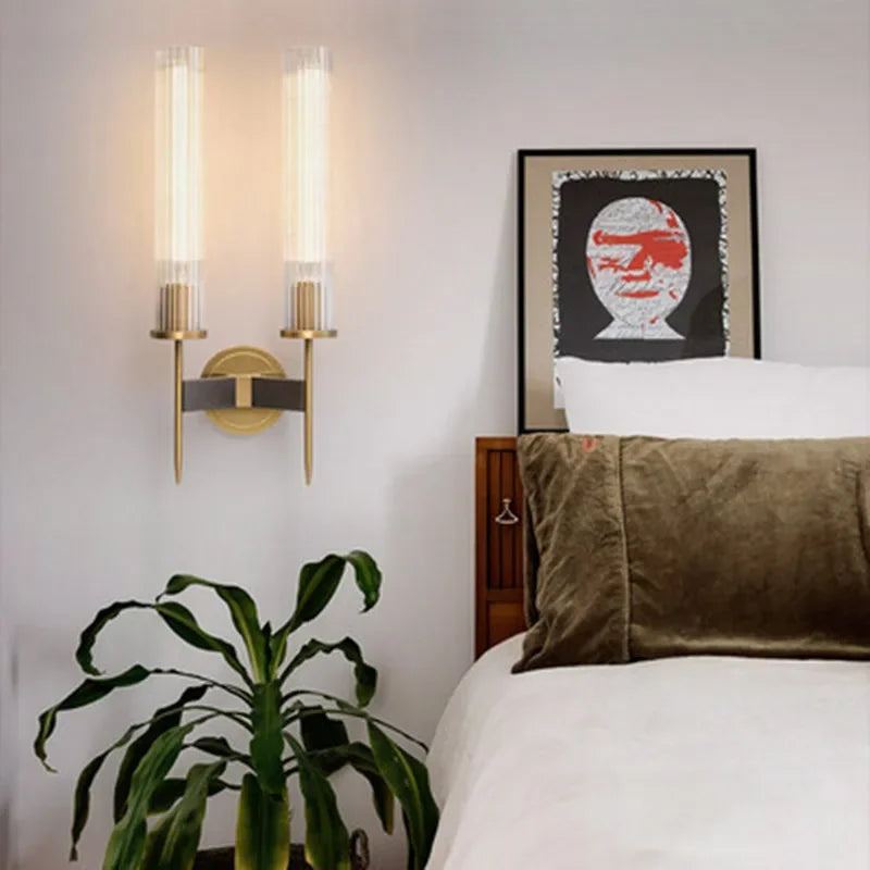 Skanto | Elegant Vegglampe med Ribbet Glass og Messingakcent