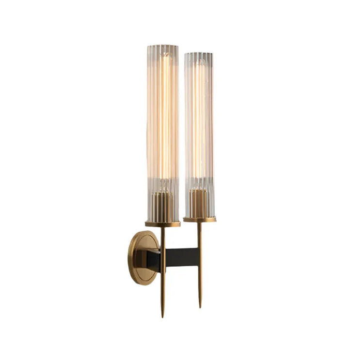 Skanto | Elegant Vegglampe med Ribbet Glass og Messingakcent