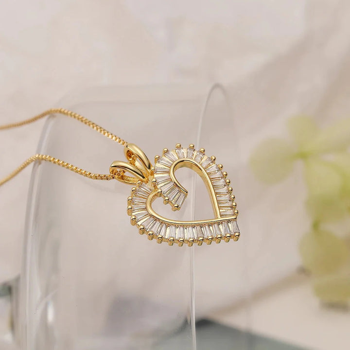 Skanto | Glitrende diamantbelagte hjertehalskjeder