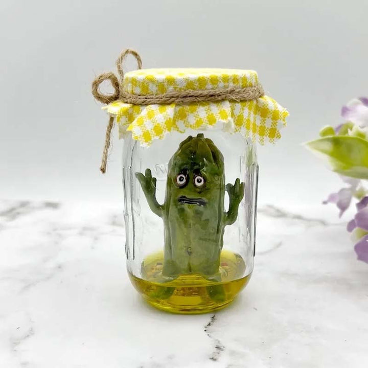 Skanto | Grumpy Pickle in a Jar skulptur