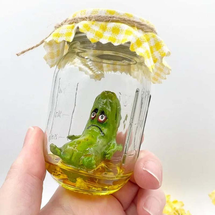 Skanto | Grumpy Pickle in a Jar skulptur