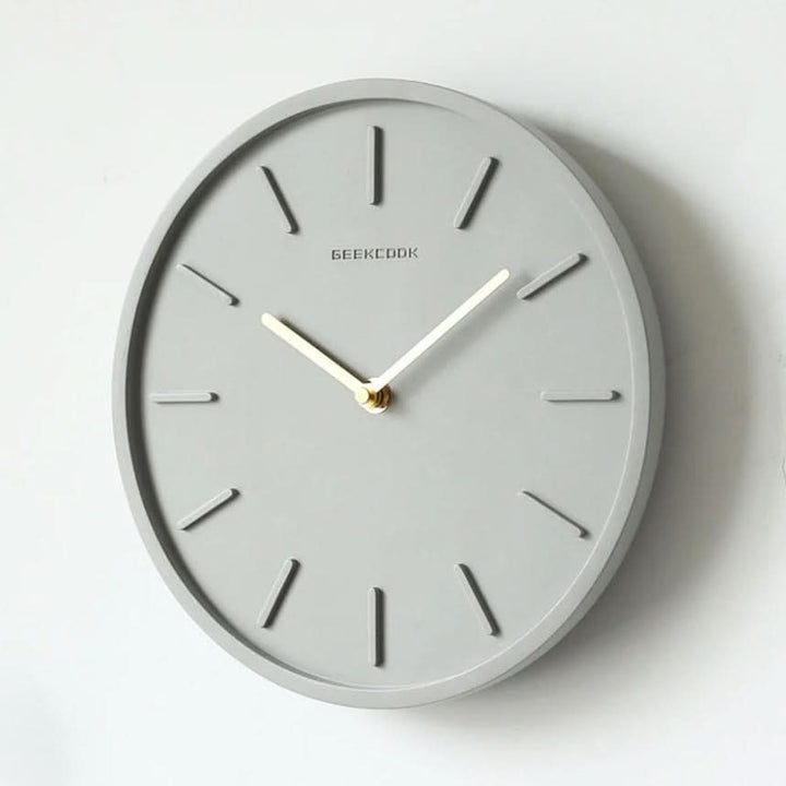 Skandinavische Zementwanduhr med Metallpendel
