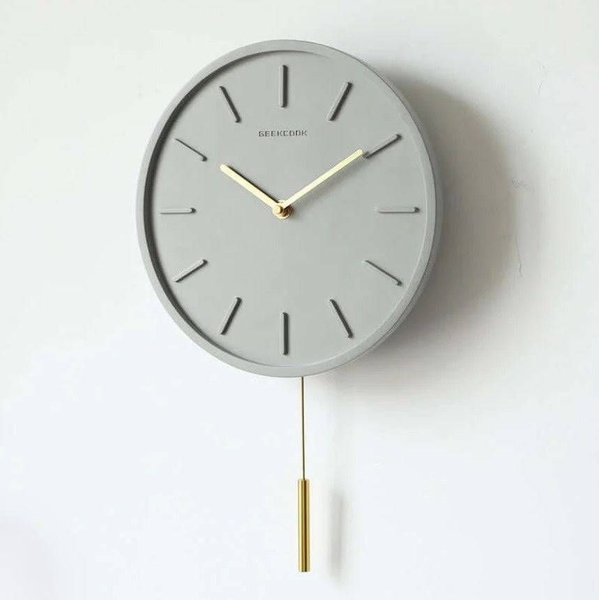 Nordisk sement veggklokke med metall pendel | Minimalistisk skandinavisk klokke for moderne interiør | Skanto