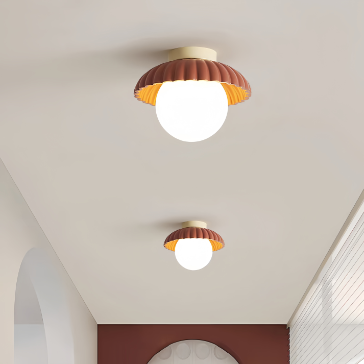 Skanto | Taklampe med en melkefarget glasskjerm som gir varmt lys i gangen