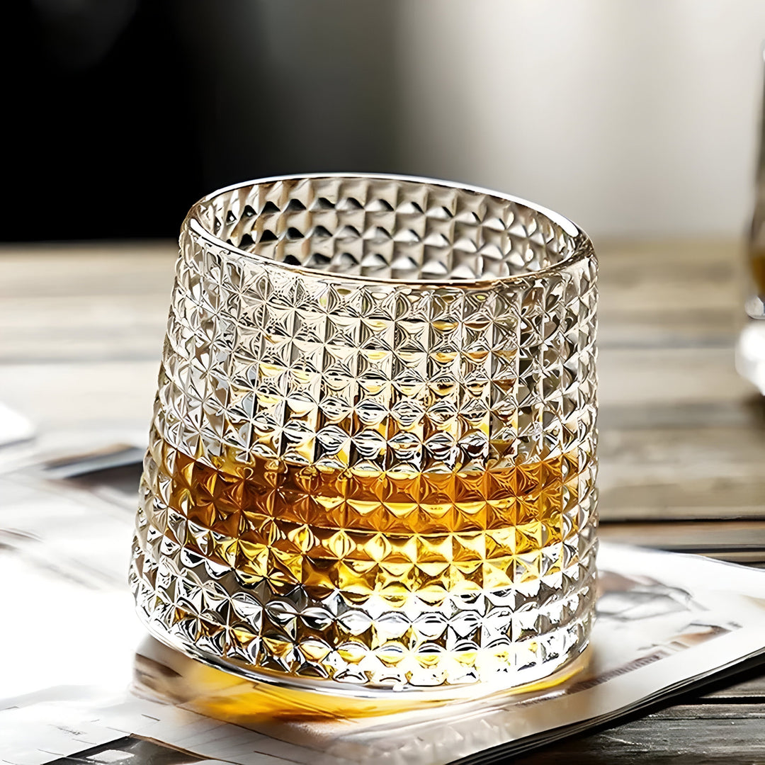 SwirlSip – Roterbart, teksturert whiskeyglass med et slående ribbet design Skanto