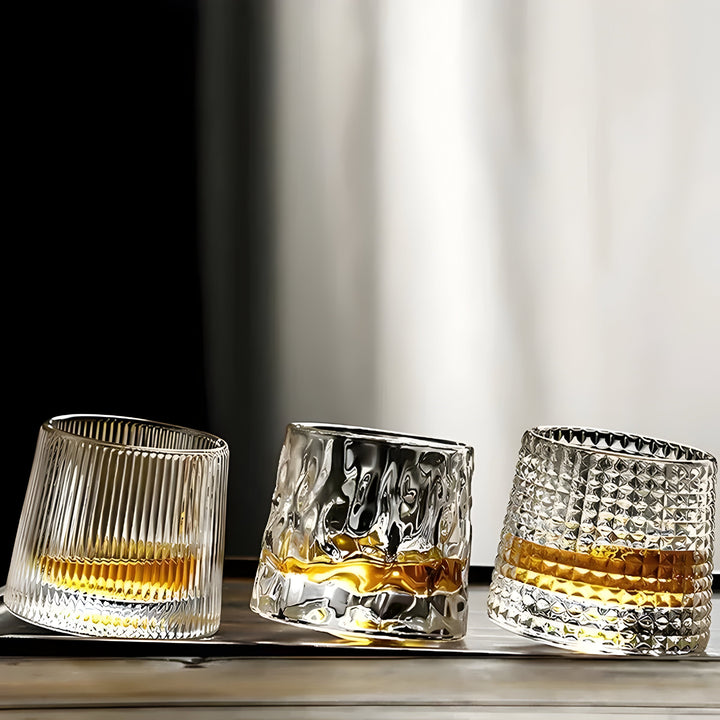 Whiskeyglass med 360° rotasjonsfunksjon – Strukturert design for stilfull drikkeopplevelse | Skanto