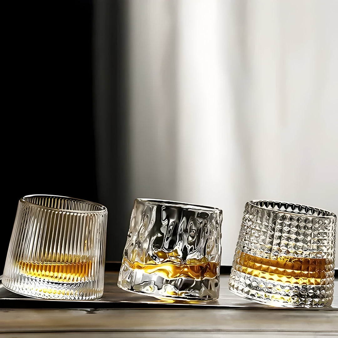 Whiskyglass med 360° rotasjonsfunksjon – Teksturert design for stilig drikkeglede