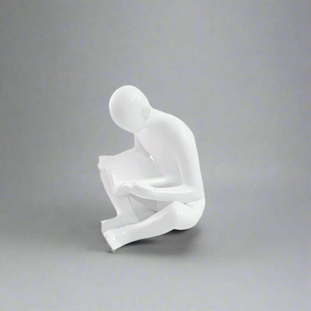 Skanto | Liam - Kreativ bokstøtte med lesende mann skulptur