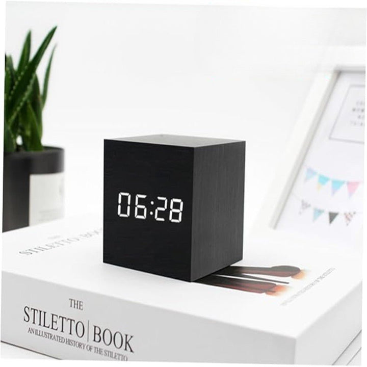 Skanto | ZENICUBE – Minimalistisk LED Vekkerklokke med Tid, Dato & Temperaturvisning