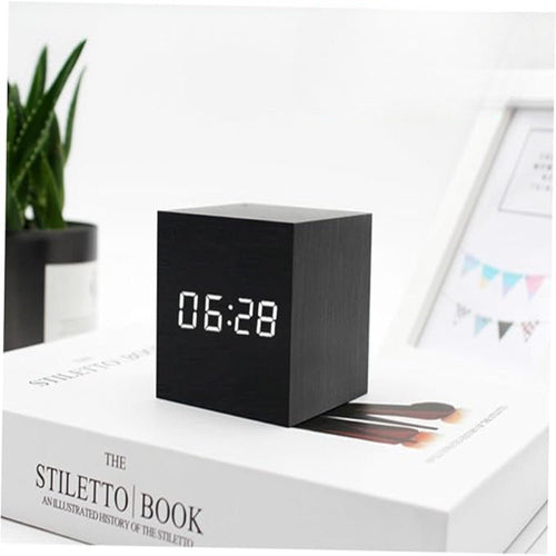 Skanto | ZENICUBE – Minimalistisk LED Vekkerklokke med Tid, Dato & Temperaturvisning