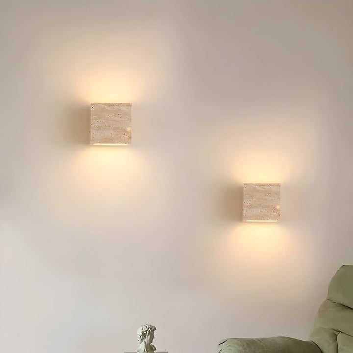 Skanto | Vegglampe laget av travertin for en varm og elegant atmosfære