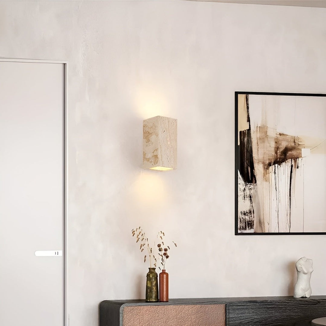 Skanto | Vegglampe laget av travertin for en varm og elegant atmosfære