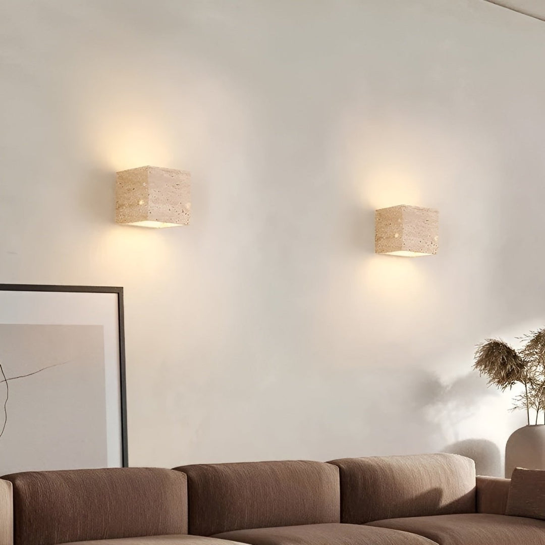 Skanto | Vegglampe laget av travertin for en varm og elegant atmosfære