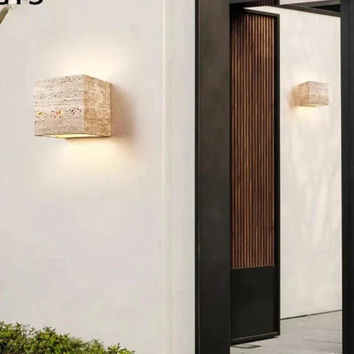 Skanto | Vegglampe laget av travertin for en varm og elegant atmosfære