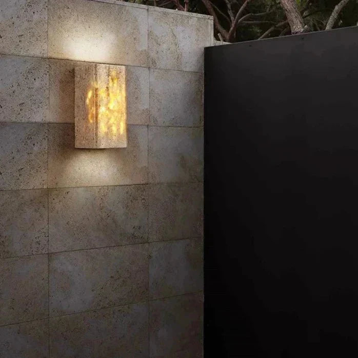 Skanto | Vegglampe laget av travertin for en varm og elegant atmosfære