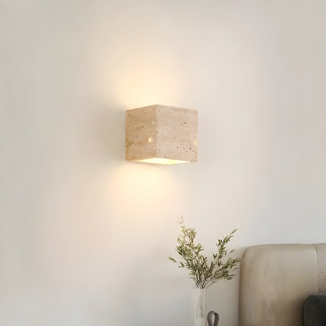 Skanto | Vegglampe laget av travertin for en varm og elegant atmosfære