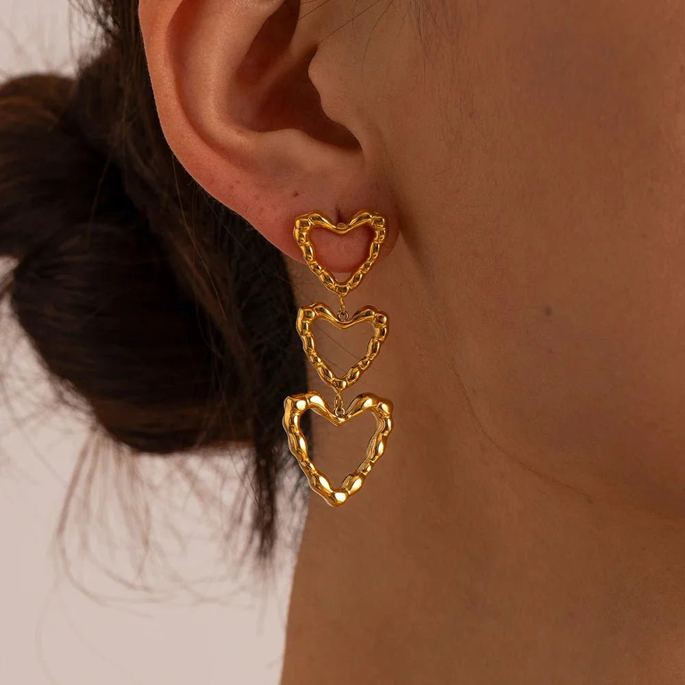 Skanto | Triple Uthevede Hjerter Dangle Øredobber