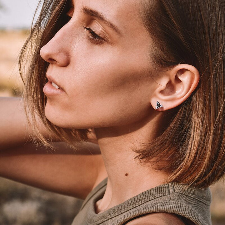 Skanto | TRISILVER – Triangeløreringer med push-back-lås, lett og moderne design