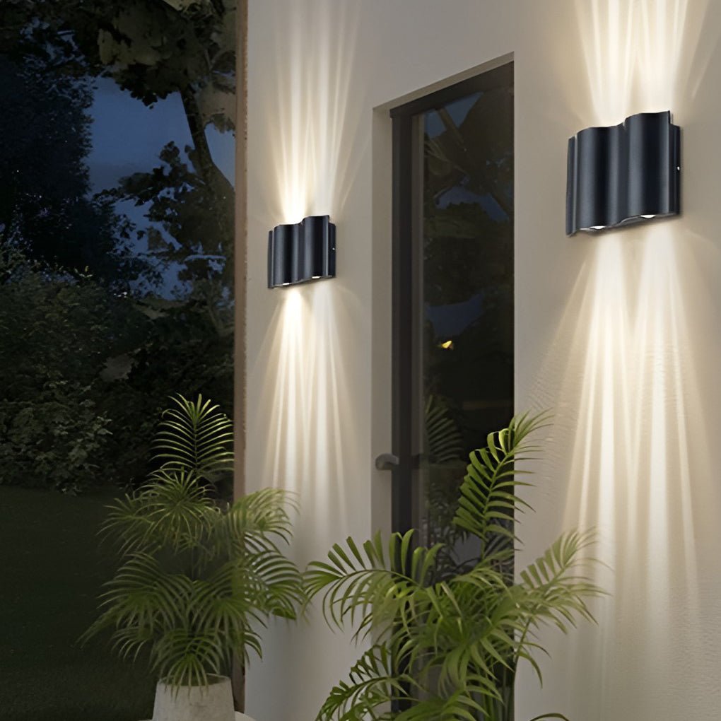 Skanto | Vanntette LED-vegglamper med buet design og opp-ned-effekt