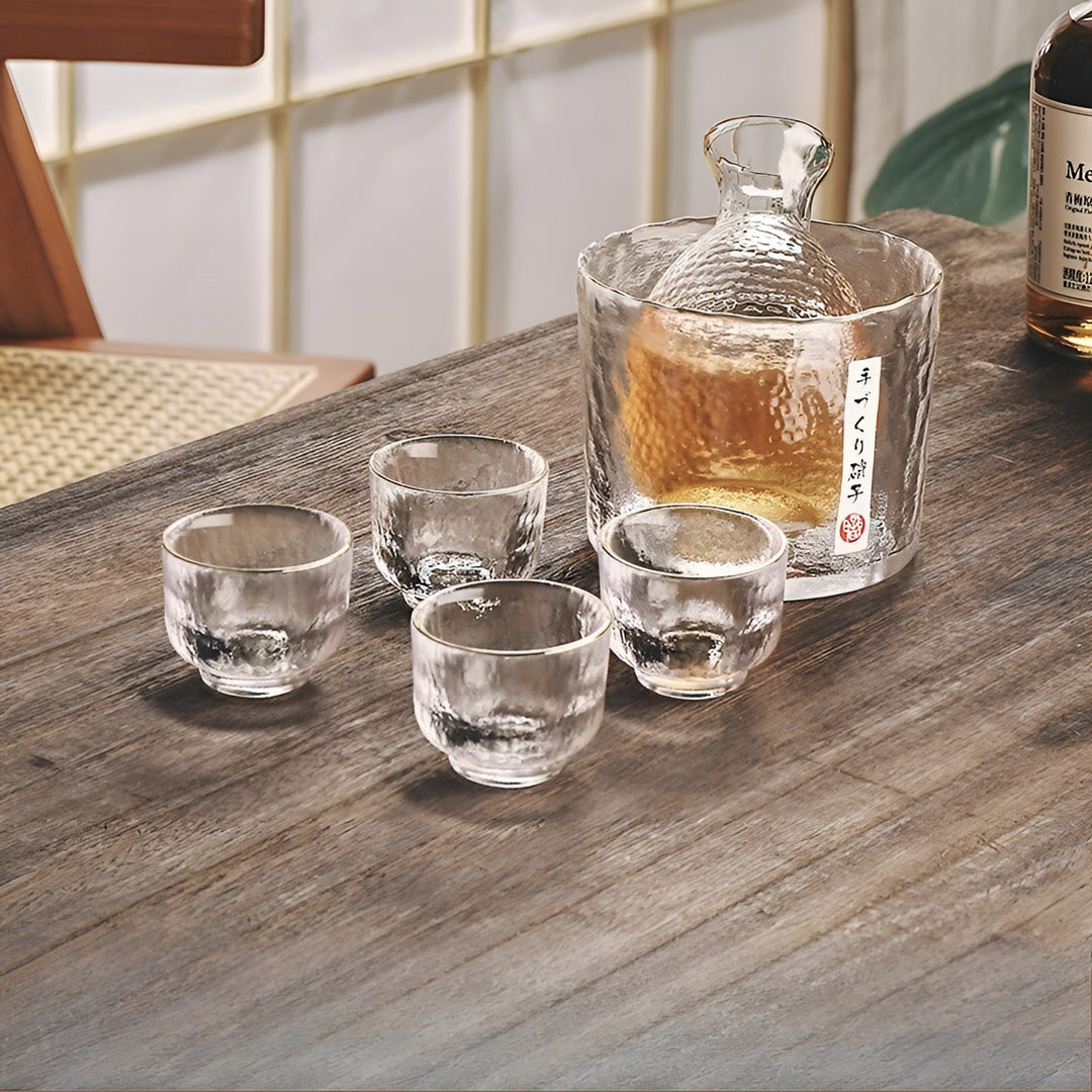 Japansk sake-sett laget av glass – Elegant karaffel med kopper | Perfekt for vin, whisky og likør | Skanto