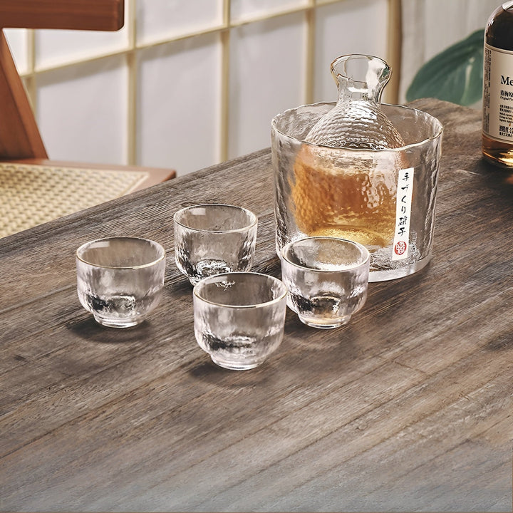 Japansk sake-sett laget av glass – Elegant karaffel med kopper | Perfekt for vin, whisky og likør | Skanto