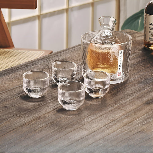 Japansk sake-sett laget av glass – Elegant karaffel med kopper | Perfekt for vin, whisky og likør | Skanto