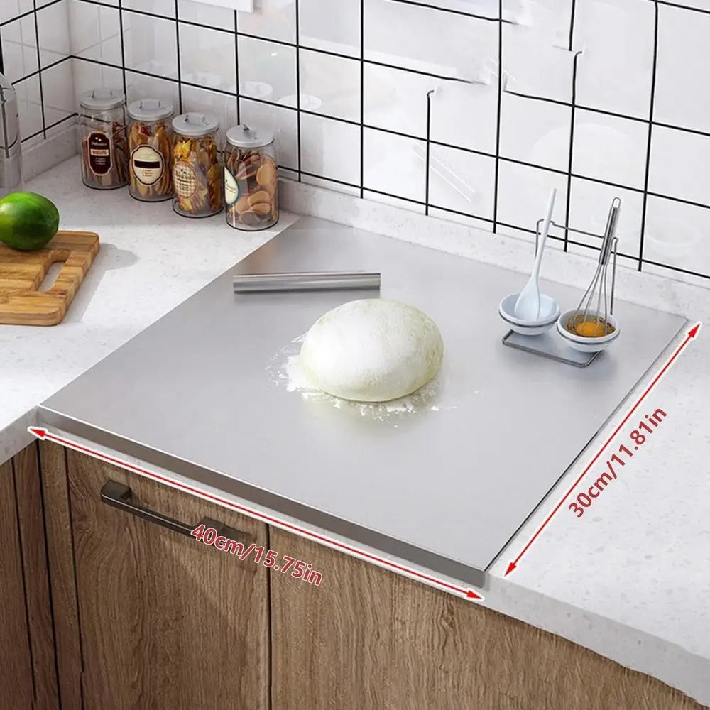 Skanto | Høy-kvalitets skjærefjøl laget av rustfritt stål med kant – ideell for hjemmelaget pizza, bakverk og mer!
